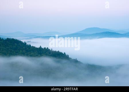 Von dicken Wolken bedeckte Landschaft am Kipp Mountain, in den Adirondack Mountains, New York, USA Stockfoto
