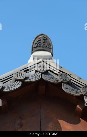 Traditionelles koreanisches Giebeldach mit traditionellen Fliesen Stockfoto