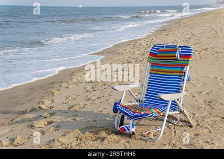 Ein farbenfroher Strandstuhl am Meer in der Nähe von Rehoboth Beach, Delaware, USA Stockfoto