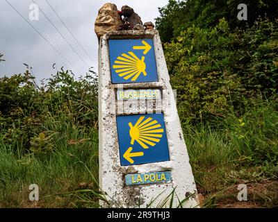 Ein Steinmarker zeigt die beiden Richtungen, die Pilger wählen müssen. Der Camino de Santiago (der Weg von St. James) ist ein großes Netz alter Pilgerrouten, die sich durch ganz Europa erstrecken und am Grab von St. James (Santiago auf Spanisch) in Santiago de Compostela im Nordwesten Spaniens. Der Camino Primitivo ist die originale und älteste Wallfahrtsroute. Es verbindet Oviedo mit Santiago de Compostela. Es ist eine der harten Routen, aber auch eine der attraktivsten jakobinischen Routen. Im Jahr 2015 wurde es von der UNESCO zum Weltkulturerbe erklärt, zusammen mit dem Stockfoto