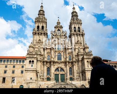 Ein Pilger, der sich auf dem Platz vor der Kathedrale ruht, ist zu sehen. Der Camino de Santiago (der Weg von St. James) ist ein großes Netz alter Pilgerrouten, die sich durch ganz Europa erstrecken und am Grab von St. James (Santiago auf Spanisch) in Santiago de Compostela im Nordwesten Spaniens. Der Camino Primitivo ist die originale und älteste Wallfahrtsroute. Es verbindet Oviedo mit Santiago de Compostela. Es ist eine der harten Routen, aber auch eine der attraktivsten jakobinischen Routen. Im Jahr 2015 wurde es zusammen mit dem Norden von der UNESCO zum Weltkulturerbe erklärt Stockfoto