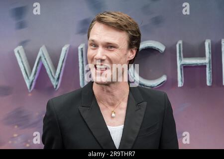 LONDON, VEREINIGTES KÖNIGREICH - 28. JUNI 2023: Hugh Skinner nimmt am 28. Juni 2023 am Now Building in St Giles Square in London, Vereinigtes Königreich, an der britischen Premiere von Netflix's The Witcher Season 3 Teil. (Foto: Wiktor Szymanowicz/NurPhoto) Stockfoto