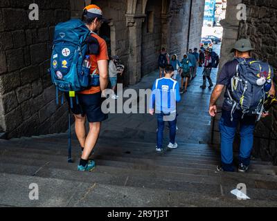 Pilger werden bei der Ankunft in der Stadt gesehen, die das Ende der Route markiert. Der Camino de Santiago (der Weg von St. James) ist ein großes Netz alter Pilgerrouten, die sich durch ganz Europa erstrecken und am Grab von St. James (Santiago auf Spanisch) in Santiago de Compostela im Nordwesten Spaniens. Der Camino Primitivo ist die originale und älteste Wallfahrtsroute. Es verbindet Oviedo mit Santiago de Compostela. Es ist eine der harten Routen, aber auch eine der attraktivsten jakobinischen Routen. Im Jahr 2015 wurde es von der UNESCO zum Weltkulturerbe erklärt, zusammen mit dem Stockfoto