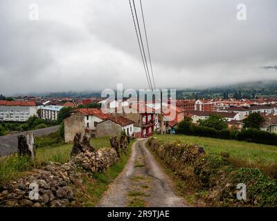 22. Mai 2023, Grado, Spanien: Ein Blick auf die Stadt Grado an einem sehr nebligen Morgen. Der Camino de Santiago (der Weg von St. James) ist ein großes Netz alter Pilgerrouten, die sich durch ganz Europa erstrecken und am Grab von St. James (Santiago auf Spanisch) in Santiago de Compostela im Nordwesten Spaniens. Der Camino Primitivo ist die originale und älteste Wallfahrtsroute. Es verbindet Oviedo mit Santiago de Compostela. Es ist eine der harten Routen, aber auch eine der attraktivsten jakobinischen Routen. Im Jahr 2015 wurde es von der UNESCO zum Weltkulturerbe erklärt Stockfoto