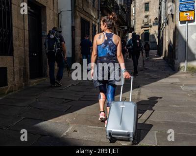 2. Juni 2023, Santiago, Spanien: Ein Pilger wird gesehen, wie er mit einem Koffer läuft. Der Camino de Santiago (der Weg von St. James) ist ein großes Netz alter Pilgerrouten, die sich durch ganz Europa erstrecken und am Grab von St. James (Santiago auf Spanisch) in Santiago de Compostela im Nordwesten Spaniens. Der Camino Primitivo ist die originale und älteste Wallfahrtsroute. Es verbindet Oviedo mit Santiago de Compostela. Es ist eine der harten Routen, aber auch eine der attraktivsten jakobinischen Routen. Im Jahr 2015 wurde es von der UNESCO zum Weltkulturerbe erklärt, zusammen mit Th Stockfoto