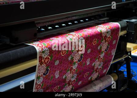 Digitaler Hybrid-Textildrucker. Farbsublimationsdruckmaschine. Stockfoto