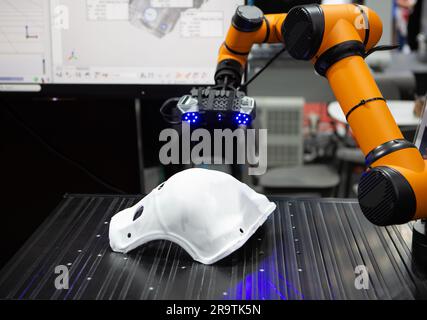 Automatisiertes 3D-Scannen. Roboter führt 3D-Scan am Werkstück durch. Industrielle Fertigung. Stockfoto