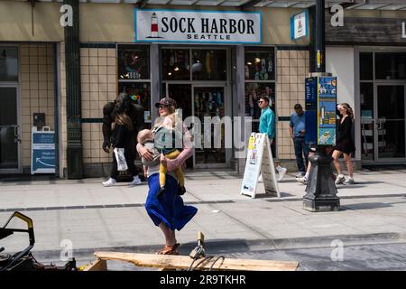 Seattle, USA. 21. Juni 2023. Leute, die Pike Place Market an einem sonnigen Tag besuchen. Stockfoto