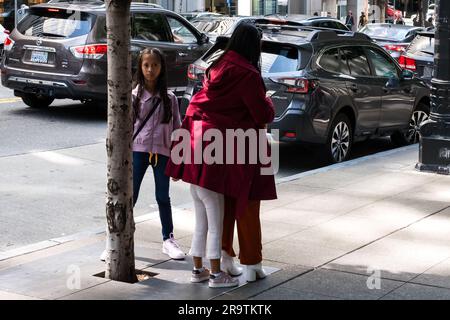 Seattle, USA. 21. Juni 2023. Leute, die die Innenstadt auf der 1. besuchen, sind an einem sonnigen Tag. Stockfoto