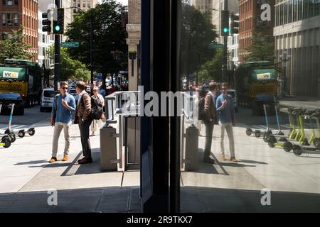 Seattle, USA. 21. Juni 2023. Leute, die die Innenstadt auf der 1. besuchen, sind an einem sonnigen Tag. Stockfoto