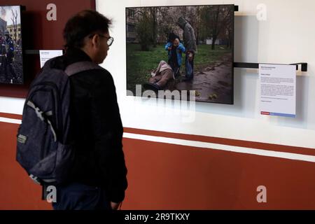 Mexiko-Stadt, Mexiko. 28. Juni 2023. Besucher besuchen im Franz Mayer Museum in Mexiko-Stadt die Ausstellung World Press Photo 2023 mit Themen zu politischen, kulturellen, Identitäts-, Migrations- und Klimakrisen. Am 28. Juni 2023 in Mexiko-Stadt, Mexiko (Kreditbild: © Luis Barron/Eyepix via ZUMA Press Wire), NUR REDAKTIONELLE VERWENDUNG! Nicht für den kommerziellen GEBRAUCH! Stockfoto