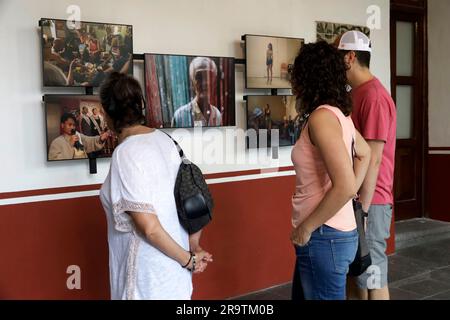 Mexiko-Stadt, Mexiko. 28. Juni 2023. Besucher besuchen im Franz Mayer Museum in Mexiko-Stadt die Ausstellung World Press Photo 2023 mit Themen zu politischen, kulturellen, Identitäts-, Migrations- und Klimakrisen. Am 28. Juni 2023 in Mexiko-Stadt, Mexiko (Kreditbild: © Luis Barron/Eyepix via ZUMA Press Wire), NUR REDAKTIONELLE VERWENDUNG! Nicht für den kommerziellen GEBRAUCH! Stockfoto