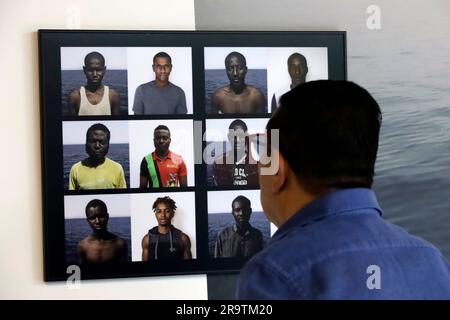 Mexiko-Stadt, Mexiko. 28. Juni 2023. Besucher besuchen im Franz Mayer Museum in Mexiko-Stadt die Ausstellung World Press Photo 2023 mit Themen zu politischen, kulturellen, Identitäts-, Migrations- und Klimakrisen. Am 28. Juni 2023 in Mexiko-Stadt, Mexiko (Kreditbild: © Luis Barron/Eyepix via ZUMA Press Wire), NUR REDAKTIONELLE VERWENDUNG! Nicht für den kommerziellen GEBRAUCH! Stockfoto