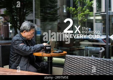 Seattle, USA. 21. Juni 2023. Café-Bar in der Innenstadt an einem sonnigen Tag an der 1. Avenue. Stockfoto