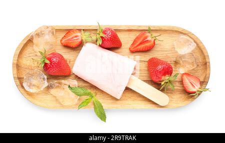 Holzbrett mit süßem Erdbeereis auf weißem Hintergrund Stockfoto