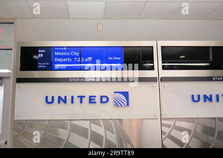 Informationsmonitor an Gate E9, Terminal E, am George Bush International Airport in Houston, Texas mit Abfluginformationen für Mexiko-Stadt, Mexiko. Stockfoto