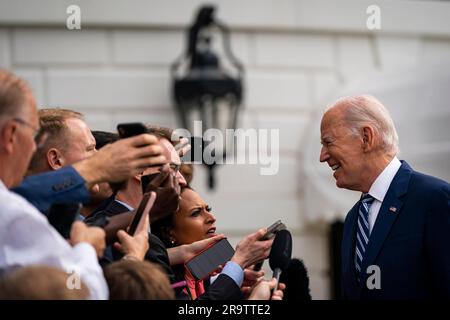 Washington, DC, USA. 28. Juni 2023. US-Präsident Joe Biden spricht mit Medienvertretern über den südlichen Rasen des Weißen Hauses, bevor er am Mittwoch, den 28. Juni, Marine One in Washington, DC, USA, an Bord geht. 2023. Biden wird heute eine große Rede in Chicago halten, um die Theorie und Praxis der "Bidenomics" zu erläutern. Credit: Al Drago/Pool via CNP/dpa/Alamy Live News Stockfoto