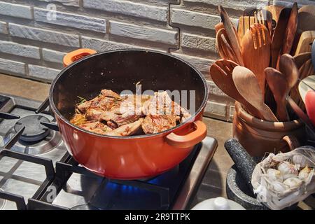 Leckeres hausgemachtes Rindfleisch: Saftige Schnitte, perfekt auf einem Gasherd in einer gemütlichen Küche gebraten. Stockfoto