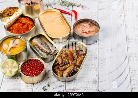 Es gibt eine Auswahl an geöffneten Dosen mit verschiedenen Arten von Fisch und Meeresfrüchten Stockfoto