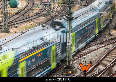 Kiel, Deutschland. 29. Juni 2023. Ein Regionalzug fährt von Kieles Hauptbahnhof ab. Kredit: Frank Molter/dpa/Alamy Live News Stockfoto