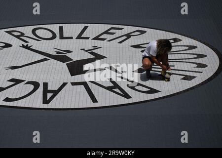 New York, New York, USA. 28. Juni 2023. Eine Frau bindet ihre Rollen im Rockefeller Center in New York, USA. (Kreditbild: © Matias Basualdo/ZUMA Press Wire) NUR REDAKTIONELLE VERWENDUNG! Nicht für den kommerziellen GEBRAUCH! Stockfoto