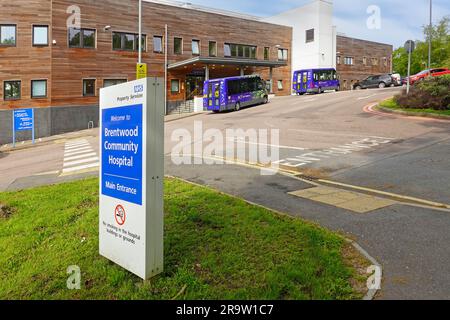NHS Brentwood Community Hospital Schild & Gebäude Fahrzeug Parkplatz Eingang Ausgang und überdachter Patienteneingang zu den Aufnahmeeinrichtungen Essex England UK Stockfoto
