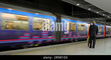 Bewegungsunschärfe des ersten Capital Connect-Zuges und Bahnsteigs am St. Pancras International Low Level-Bahnhof, der Thameslink Services bedient, London, England, Großbritannien Stockfoto