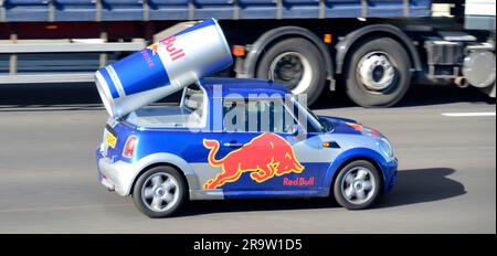 Personalisierte Werbung für den Energy Drink der Marke Red Bull durch die Aufnahme einer großen Dose und eines Logos in die Minikarosserie auf der Autobahn M25 Essex England UK Stockfoto