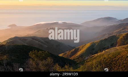 Die herrliche Aussicht vom Berggipfel mit der Küste in der Dämmerung. Stockfoto