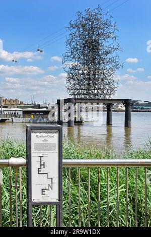 Zu der Skulptur Quantum Cloud von Antony Gormley, die tetraedrische Stahlteile verwendet, gehört ein männlicher Körper, der neben O2 in London, Großbritannien, über der Themse montiert ist Stockfoto