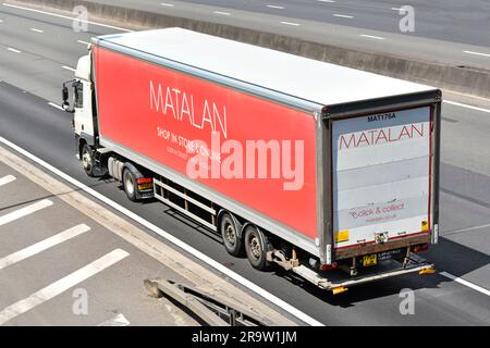 Seitenansicht und Rückansicht Lieferkette LKW und Auflieger mit Markenlogo für Click-and-Collect-Shop im Geschäft oder auf der Online-Autobahn England UK Stockfoto