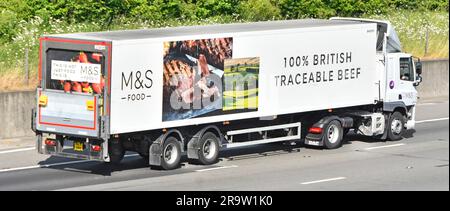 Seiten- und Rückansicht der Lieferkette lkw Lkw und Fahrer M&S Food Business wirbt für British Traceable Beef Sattelanhänger auf der Autobahn M25 UK Stockfoto