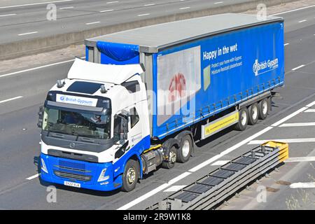 Britischer Gipskarton Saint-Gobain Trockenauskleidung Geschäftsseite & Frontansicht Lieferkette Volvo LKW- und Anhängertransport Markenwerbung UK Stockfoto