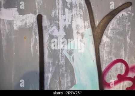 Teil der abstrakten Schwerkraft mehrfarbig mit hellen Strichen. Lackierte Betonwand. Stockfoto