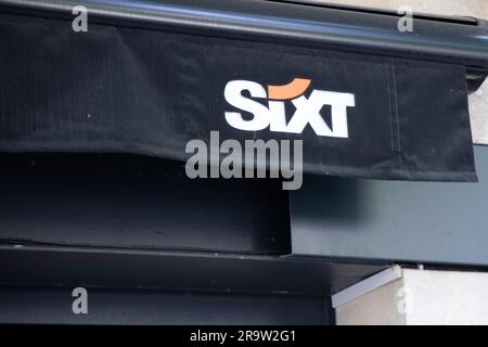 Bordeaux , Frankreich - 06 27 2023 : Sixt Logo Marke und Textzeichen für Autovermietung an der Wand Fassade Beschilderungswerkstatt außen Stockfoto