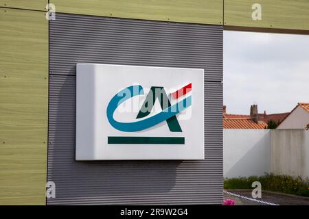 annecy , Frankreich - 06 16 2023 : Logo der Ca-Marke "Credit agricole" und Unterschrift auf der Vorderseite der Agentur in der französischen Bankfiliale Stockfoto