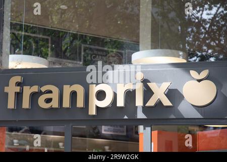 Bordeaux , Aquitaine Frankreich - 06 21 2023 : franprix Supermarkt Logo Marke und Textschild Eingangsladen des Lebensmittelgeschäfts im Stadtzentrum Stockfoto