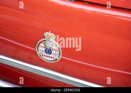 Bordeaux , Frankreich - 06 27 2023 : Automobile Club of Monaco Emblem Wappen Logo Marke und Textzeichen auf Oldtimer Stockfoto