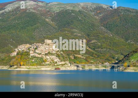 Panoramischer Anblick in Castel di Tora mit See Turano, schönen Dorf in der Provinz Rieti. Latium, Italien. Stockfoto