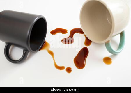 Zwei Tassen Kaffee mit brauner Flüssigkeit auf weißem Hintergrund, Nahaufnahme mit weichem Fokus Stockfoto