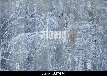 Wellige Metallbleche für Dachdeckungen, mit Wasserspuren und Rost-Weichfokus-Nahaufnahme Stockfoto