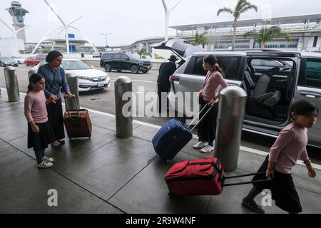 Los Angeles, Usa. 28. Juni 2023. Urlaubsreisende kommen am Los Angeles International Airport in Los Angeles an. Kredit: SOPA Images Limited/Alamy Live News Stockfoto