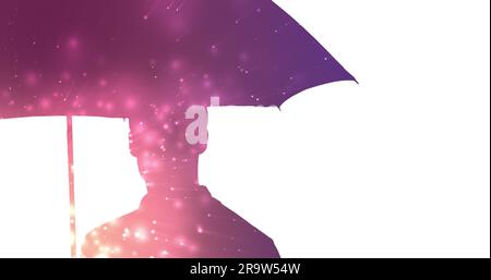 Silhouette des Menschen unter dem Schirm gefüllt mit leuchtenden rosa Lichtflecken auf weißem Hintergrund Stockfoto