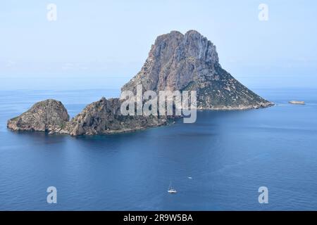 Die Inseln Es Vedra und Es Vedranell von einer der Klippen des Naturparks Cala D'Hort in Ibiza, Spanien. Stockfoto