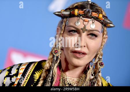 New York, Unbekannt. 29. Juni 2023. Dateifoto vom 20. August 2018 von Madonna pocht hinter der Bühne beim Presseraum der MTV Video Music Awards 2018 in der Radio City Music Hall in New York City, NY, USA. Madonnas bevorstehende Celebration Tour wurde verschoben, nachdem die Sängerin mit einer „schweren bakteriellen Infektion“ ins Krankenhaus eingeliefert wurde, laut einem Instagram-Post von ihrem langjährigen Manager Guy Oseary. Die Tour sollte am 15. Juli in Vancouver beginnen. Foto: Lionel Hahn/ABACAPRESS.COM Kredit: Abaca Press/Alamy Live News Stockfoto