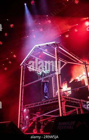 Roskilde, Dänemark. 28. Juni 2023. Der nigerianische Sänger und Rapper Rema führt während des dänischen Musikfestivals Roskilde Festival 2023 in Roskilde ein Live-Konzert auf. (Foto: Gonzales Photo/Alamy Live News Stockfoto