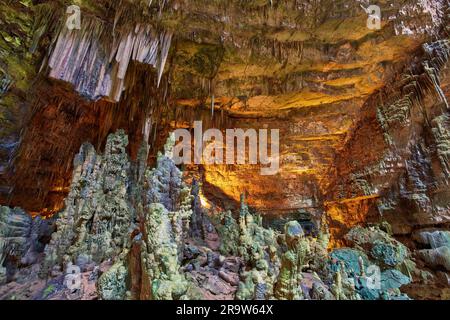 Höhle der Grotta Bianca in Grotte di Castellana voller Stalaktiten und Stalagmiten in Apulien, Italien Stockfoto