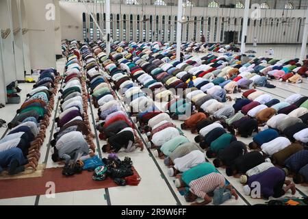 Dhaka, Bangladesch. 29. Juni 2023. Muslimische Anhänger bieten am 29. Juni 2023 in der National Eidgah Moschee in Dhaka, Bangladesch, Eid al-Adha-Gebete an. Muslime in Bangladesch beobachten das Eid al-Adha, das zweitgrößte Festival im islamischen Kalender, mit Gebeten und rituellen Opfern von Tieren inmitten sporadischer Regenfälle und Gewitter. Kredit: Abaca Press/Alamy Live News Stockfoto