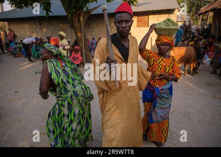 Tänzer bei einem Festival im abgelegenen Dorf Niomoune, Senegal Stockfoto