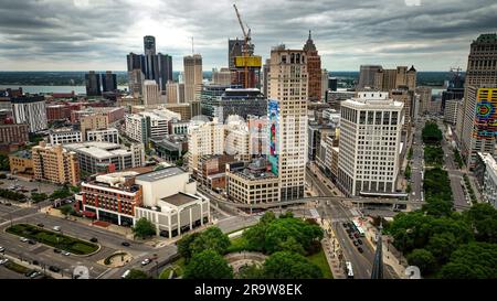 Downtown Detroit- The City Center from above - Luftdrohnenfotografie - DETROIT, MICHIGAN - 11. JUNI 2023 Stockfoto